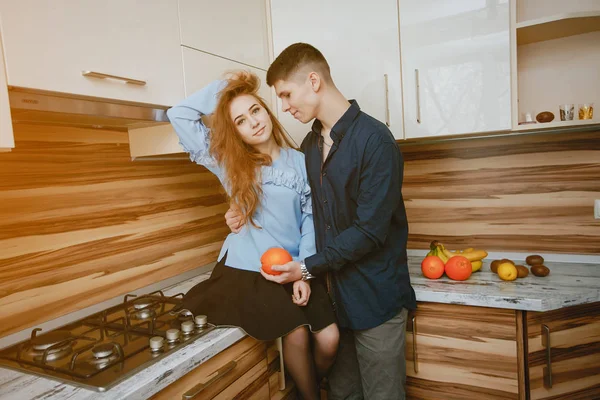 Paar in een keuken — Stockfoto