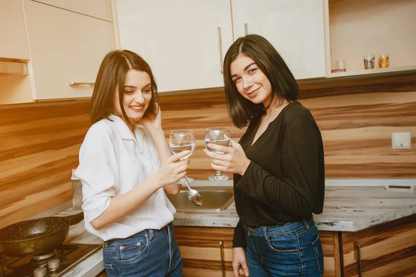 Meninas em uma cozinha — Fotografia de Stock