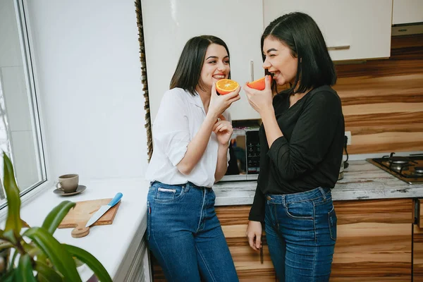 Filles près de fenêtre — Photo