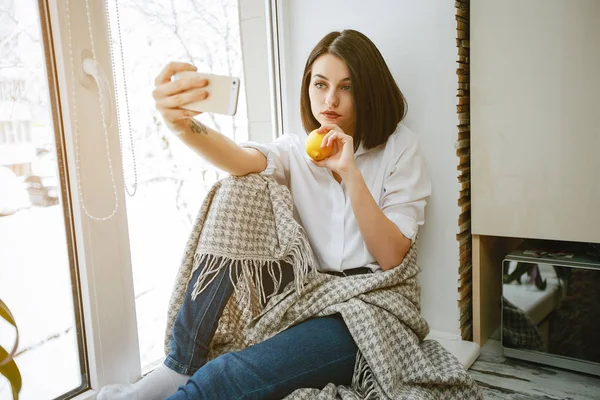 Mädchen am Fenster — Stockfoto