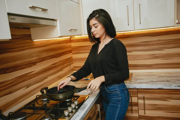 Menina em uma cozinha — Fotografia de Stock