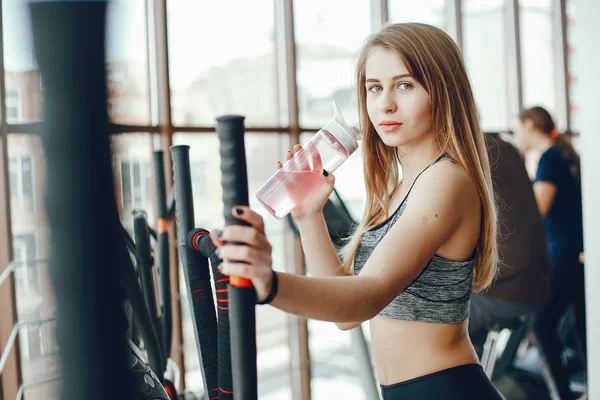 Girl in a gym — Stock Photo, Image