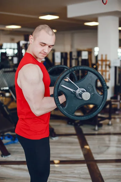 Hombre en un gimnasio —  Fotos de Stock