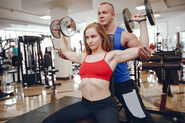 Amigos en un gimnasio —  Fotos de Stock