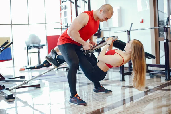 Freunde im Fitnessstudio — Stockfoto