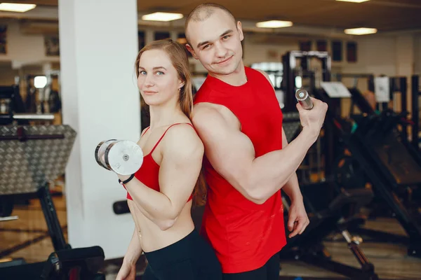 Freunde im Fitnessstudio — Stockfoto