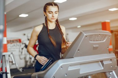 Kız bir spor salonu