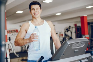 adam bir spor salonu