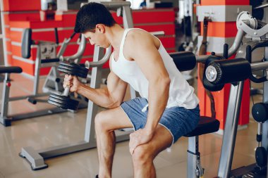 adam bir spor salonu