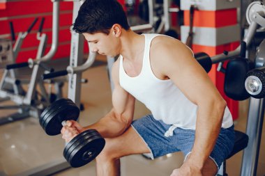 adam bir spor salonu