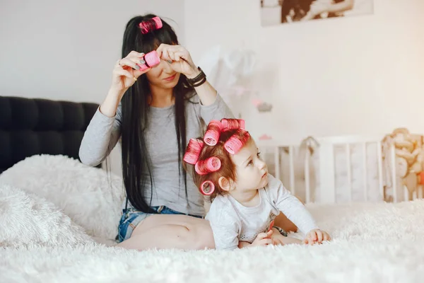Matka s roztomilou dcerou — Stock fotografie