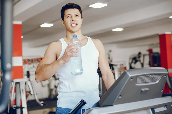 Hombre en un gimnasio —  Fotos de Stock