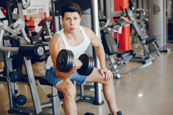 Homme dans une salle de gym — Photo