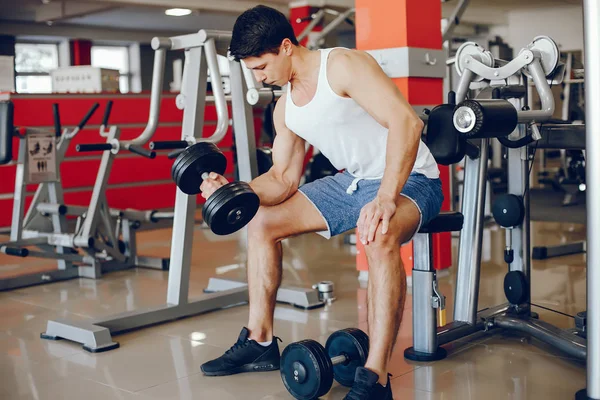 Homme dans une salle de gym — Photo