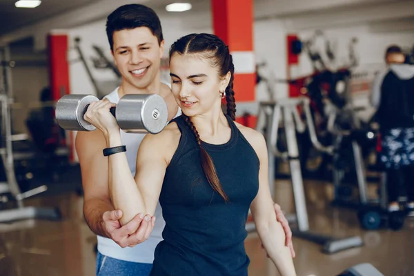 Couple dans un gymnase — Photo