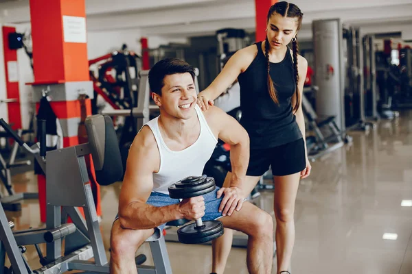 Pareja en un gimnasio —  Fotos de Stock