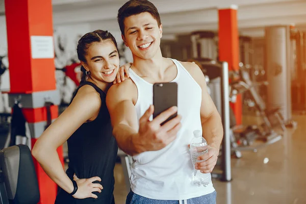 Pareja en un gimnasio —  Fotos de Stock