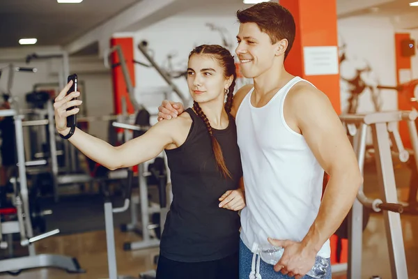 Pareja en un gimnasio —  Fotos de Stock