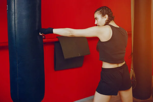 Fille dans une salle de gym — Photo