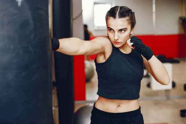 Meisje in een sportschool — Stockfoto