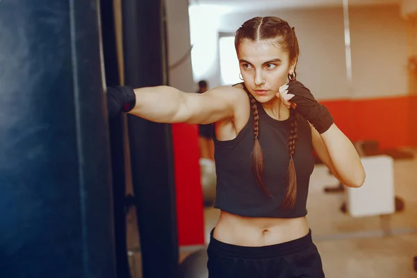 Meisje in een sportschool — Stockfoto