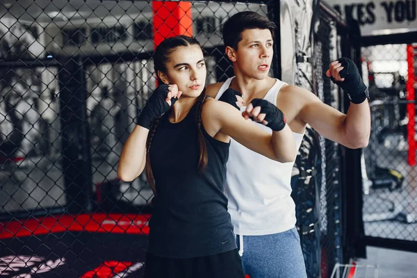 Pareja en un gimnasio —  Fotos de Stock