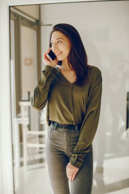 Yeşil bluz zarif kız