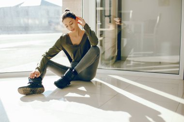 Yeşil bluz zarif kız