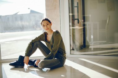 Yeşil bluz zarif kız