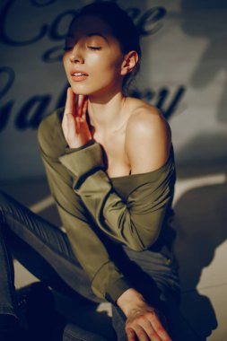 Yeşil bluz zarif kız