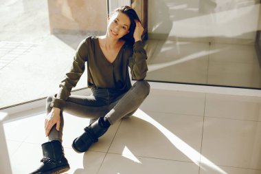 Yeşil bluz zarif kız