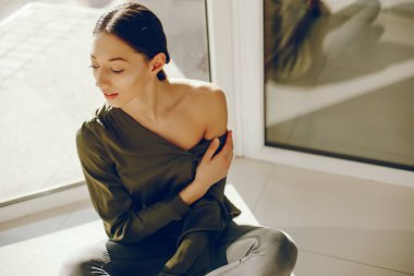 Yeşil bluz zarif kız