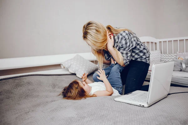 Mutter mit Tochter — Stockfoto