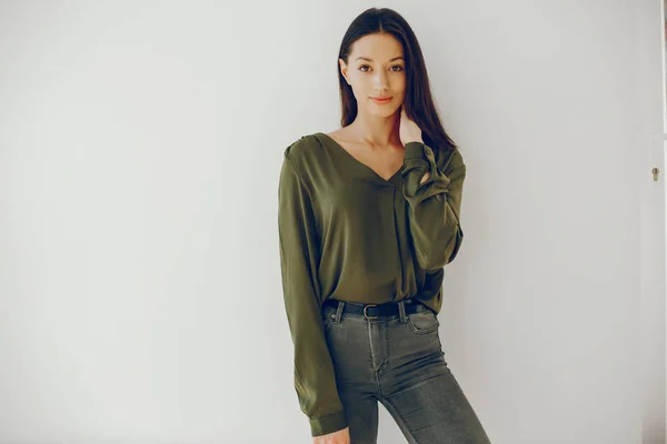 Chica elegante en una blusa verde — Foto de Stock