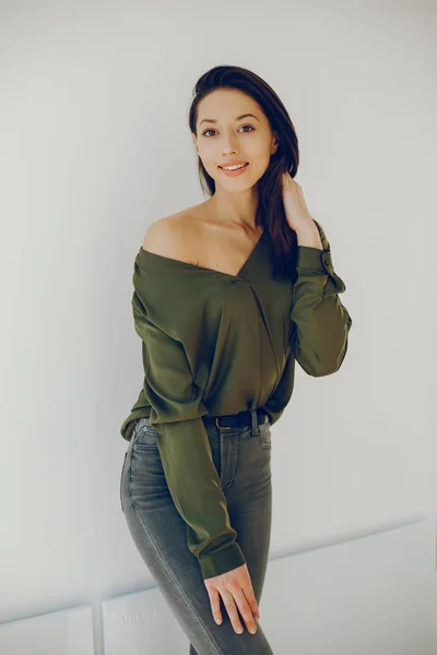 Menina elegante em uma blusa verde — Fotografia de Stock