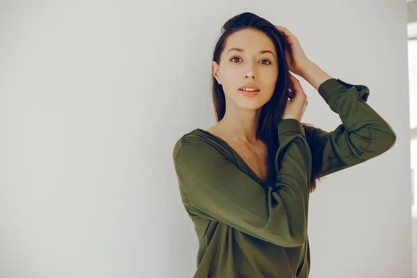 Menina elegante em uma blusa verde — Fotografia de Stock