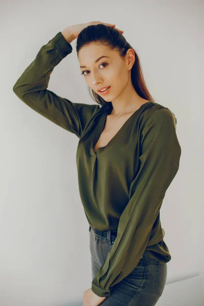 Элегантная девушка в зеленой блузке — стоковое фото