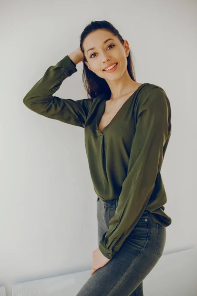 Elegant flicka i en grön blus — Stockfoto