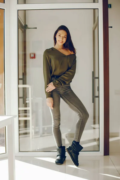 Chica elegante en una blusa verde — Foto de Stock