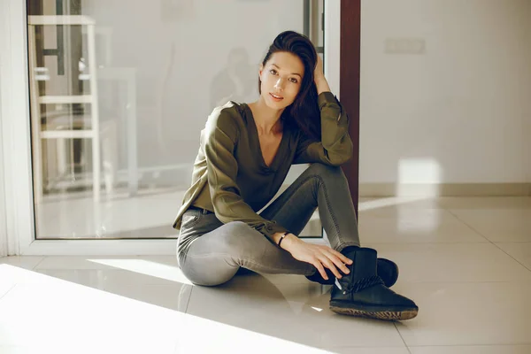 Chica elegante en una blusa verde —  Fotos de Stock