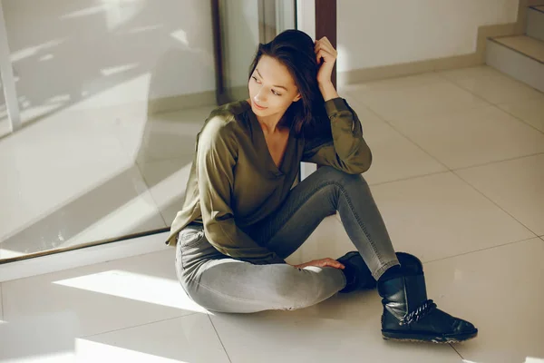 Menina elegante em uma blusa verde — Fotografia de Stock