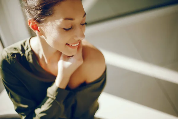 Chica elegante en una blusa verde — Foto de Stock