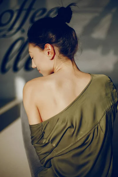 Chica elegante en una blusa verde —  Fotos de Stock