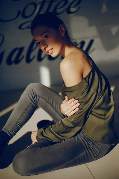 Menina elegante em uma blusa verde — Fotografia de Stock