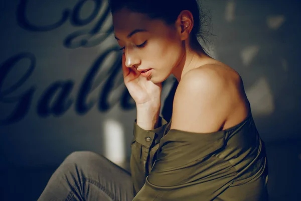 Chica elegante en una blusa verde — Foto de Stock