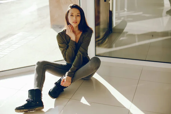 Menina elegante em uma blusa verde — Fotografia de Stock