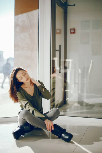 Chica elegante en una blusa verde —  Fotos de Stock