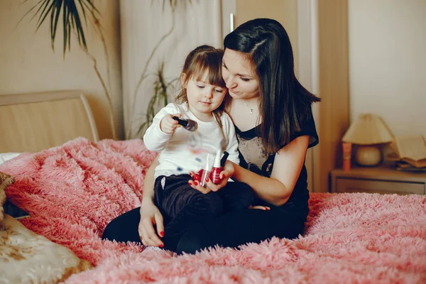 Anne ile kızı yatağa oturmuş