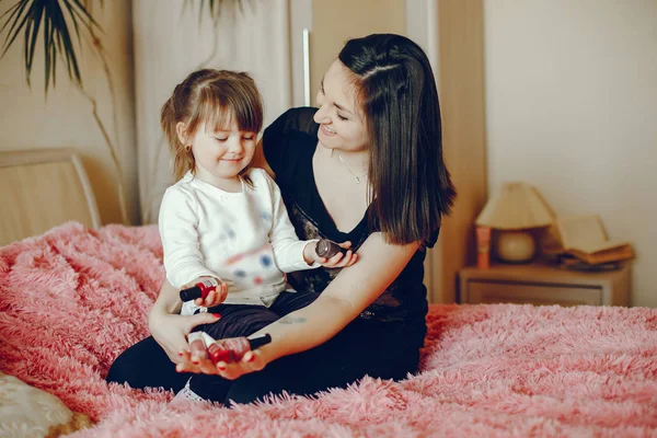 Madre con figlia seduta su un letto — Foto Stock