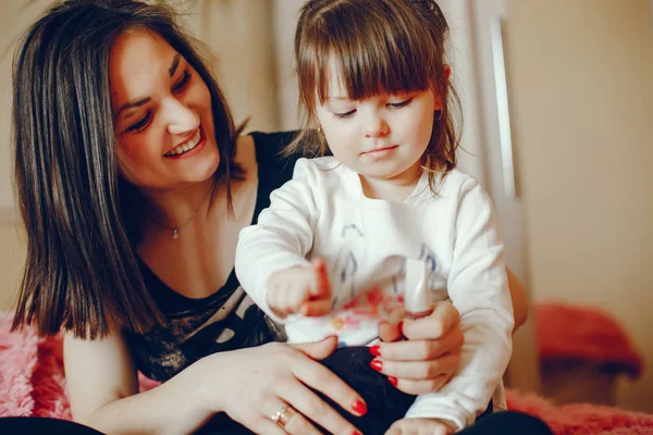 Anne ile kızı yatağa oturmuş